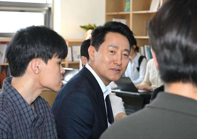 오세훈 서울시장이 12일 서울 구로구 개봉 세이지움 청년안심주택을 방문해 입주 청년들과 간담회를 하고 있다. [연합]