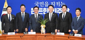 [헤럴드pic] 기념촬영하는 김민석 더불어민주당 신임 대표