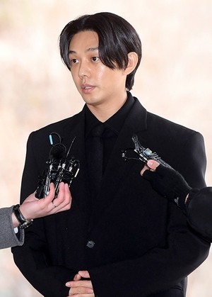 [뮤즈이슈]유아인, 장재현 손잡고 복귀 확정 “연기력은 못깐다”vs“자숙 너무 짧아”