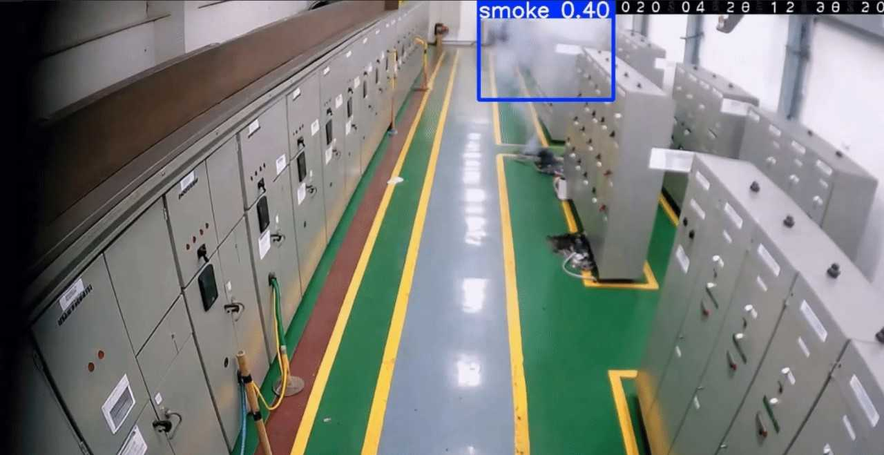NPU 기반의 비전 AI 모델이 산업현장 전기실 화재 영상에서 연기를 감지하는 모습 [포스코DX 제공]