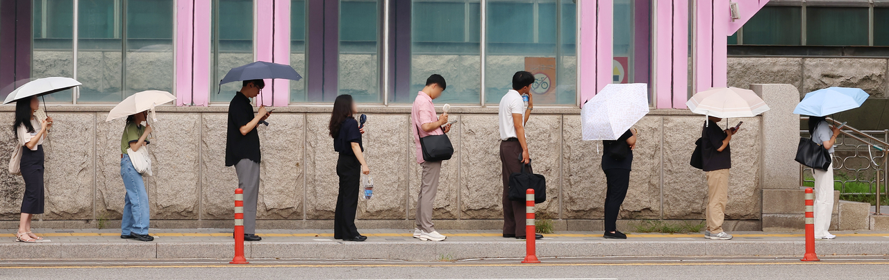 Incheon residents wait in line for a bus near the Incheon Bus Terminal station in Michuhol-gu, Incheon, Aug. 4. (Yonhap)