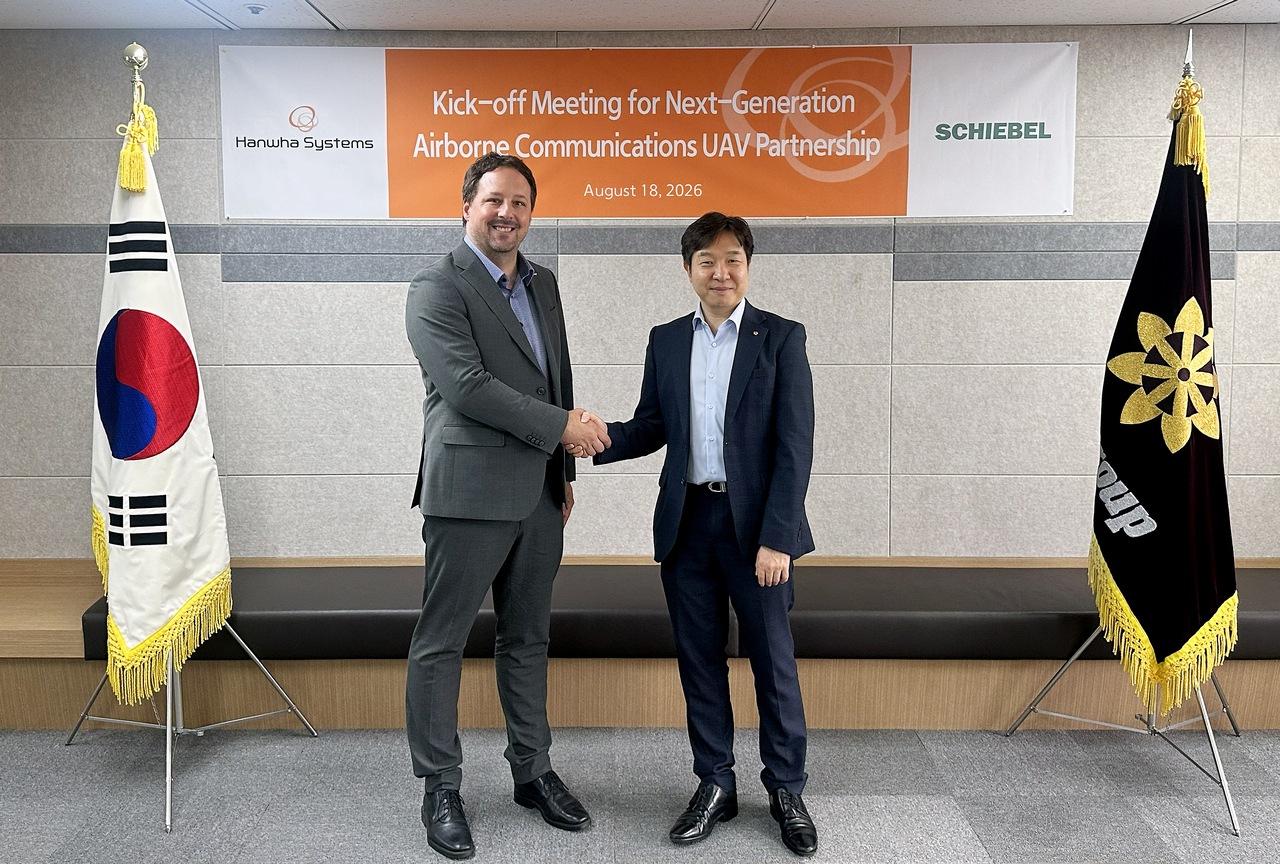 장보섭(오른쪽) 한화시스템 C5ISR사업센터장, 마이클 쉴러 쉬벨 함탑재 ·서북도서 사업총괄 PM 겸 쉬벨 코리아 지사장이 차세대 공중 통신용 무인항공기 협업 관련 킥오프 미팅 후 기념촬영을 하고 있다. [한화시스템 제공]