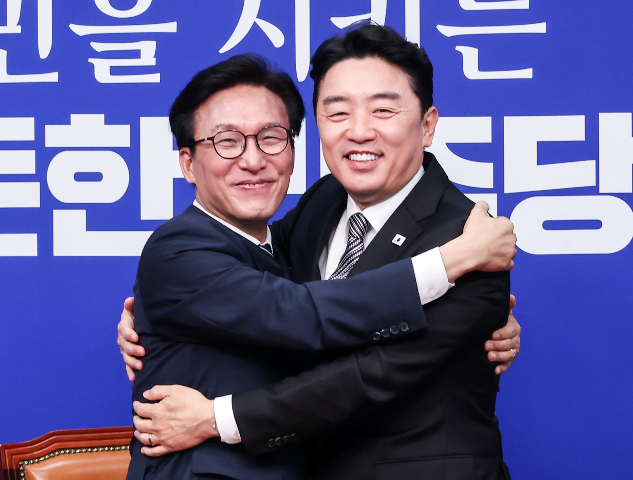 Kim Min-seok (L), new chief of the ruling Democratic Party, embraces presidential chief of staff Kang Hoon-sik during their meeting at the National Assembly in Seoul on Tuesday, one day after Kim was elected to the post. (Yonhap)