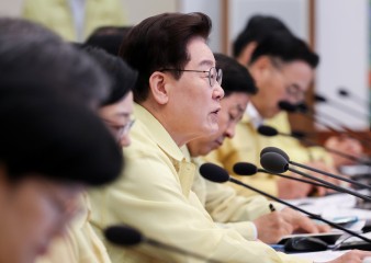 Lee reaffirms OPCON transfer within term, urges faster nuclear submarine build
