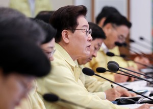 Lee reaffirms OPCON transfer within term, urges faster work on nuclear sub