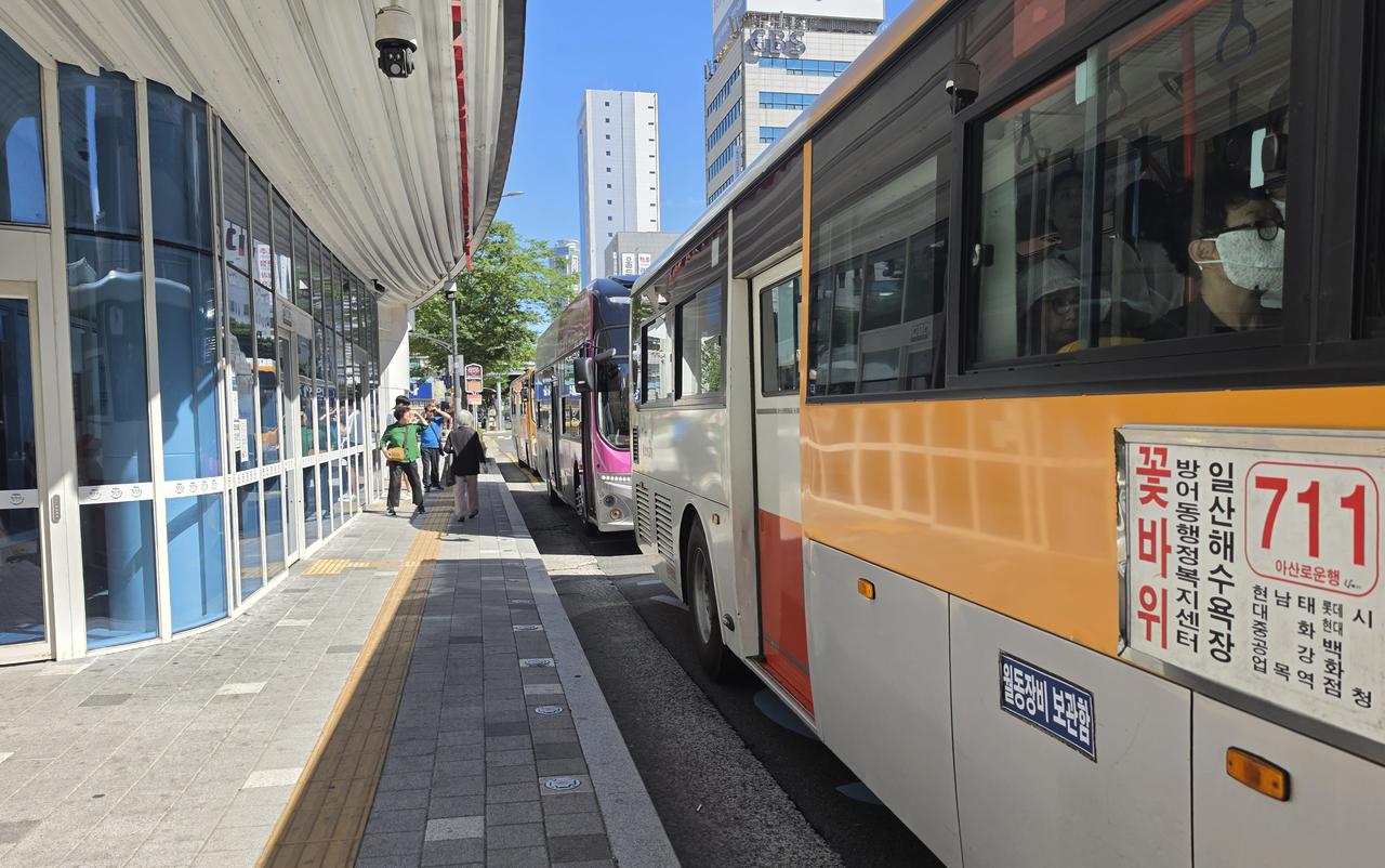 울산시가 내달 14일부터 16일까지 129개 버스정류소에 대해 ‘명칭병기 유상판매사업’ 응찰자를 모집한다. 사진은 울산시청 앞 정류소. [박동순 기자]