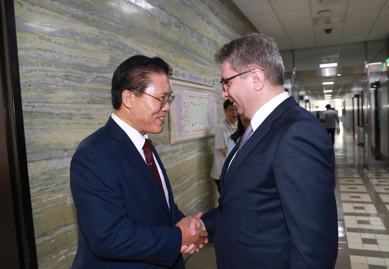 Rep. Song Seog-jun (left), chair of the National Assembly's Foreign Affairs and Unification Committee, shakes hands with Ramin Hasanov, Ambassador of Azerbaijan to South Korea, at the National Assembly on Tuesday. (Courtesy of Song's office)