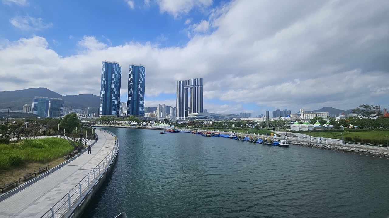 Through continuous environmental maintenance and systematic water quality management by the Busan Port Authority, the appearance and water quality of the Starlight Waterway at North Port have improved 30% compared to the second quarter of last year. [Busan Port Authority]