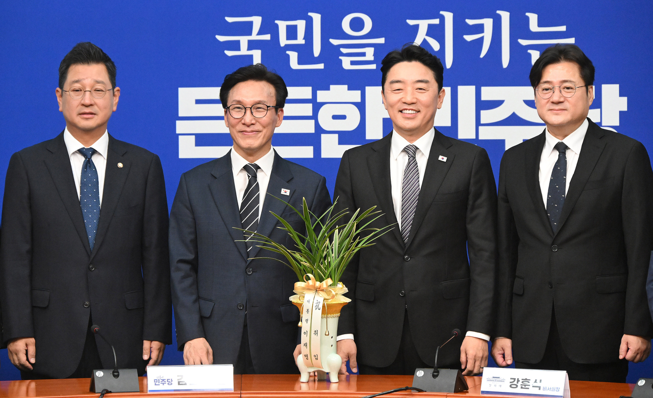 김민석(왼쪽에서 두번째) 더불어민주당 신임 당대표가 18일 오전 서울 여의도 국회에서 강훈식 대통령 비서실장을 접견하고 기념촬영하고 있다. 이상섭 기자