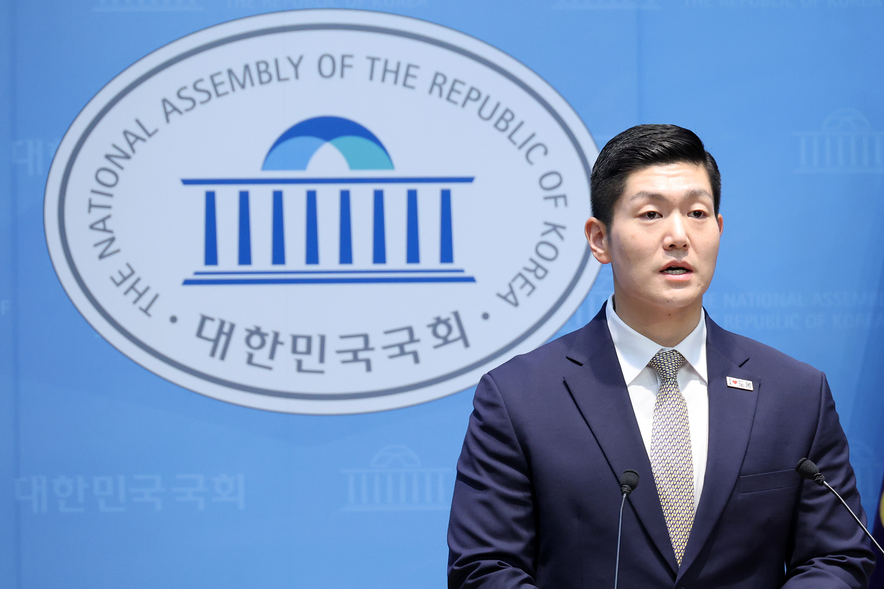 국민의힘 김재섭 의원이 8일 국회 소통관에서 기자회견을 열고 6·3 지방선거 투표용지 부족 사태와 관련해 야당 추천 특검 수용 등을 촉구하고 있다. [연합]