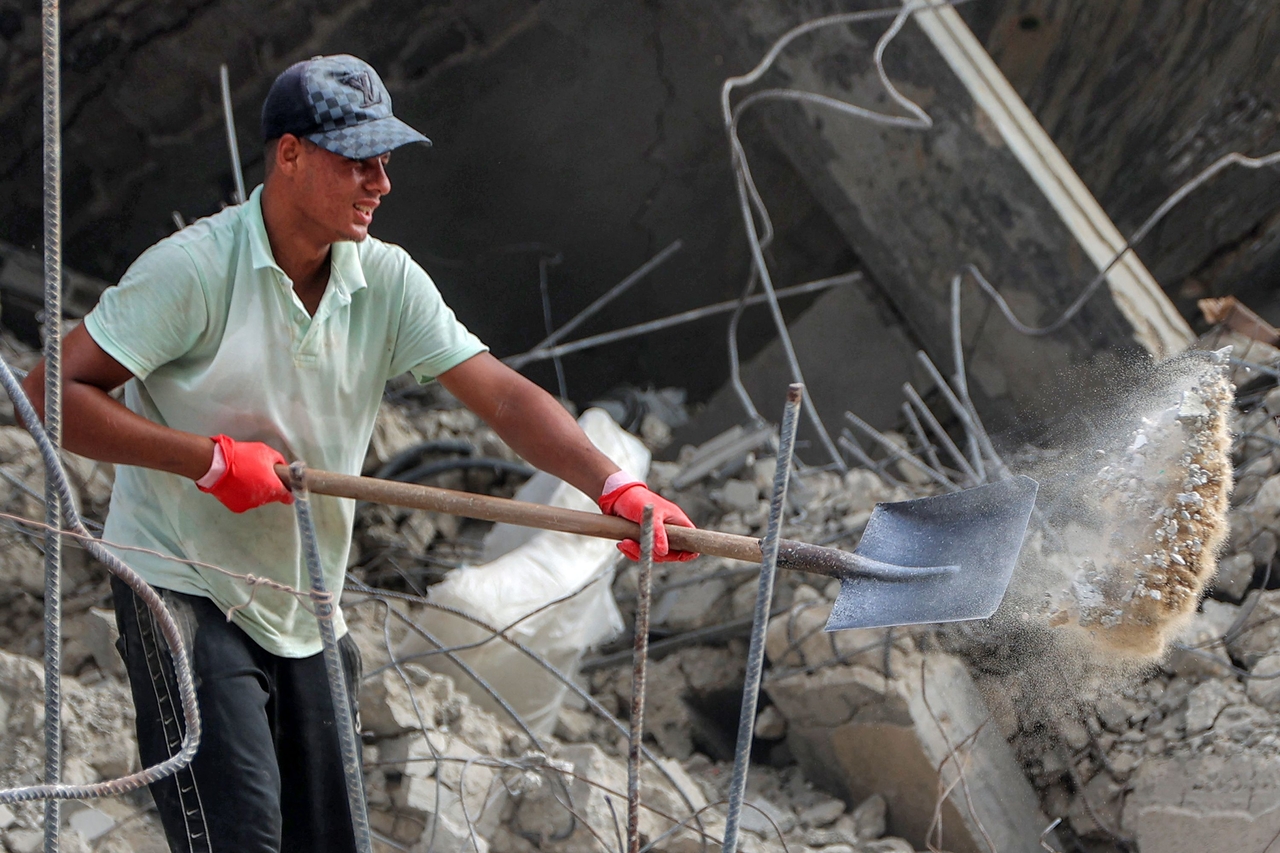 A worker shovels the scrapped rubble of a building that was destroyed during Israel's war against Hamas in Gaza on Sunday. (AFP-Yonhap)