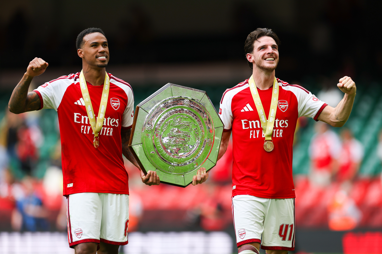 Arsenal players celebrate with the English Community Shield after defeating Manchester City, in Cardiff, England, Sunday.    (Xinhua-Yonhap)