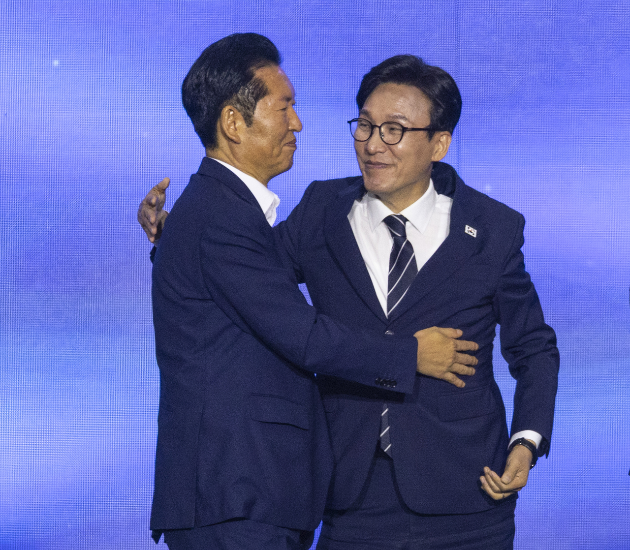 더불어민주당 신임 당 대표로 선출된 김민석 전 총리(오른쪽)가 17일 대전 컨벤션센터에서 열린 제3회 더불어민주당 정기 전국당원대회에서 당 대표직을 놓고 서로 경쟁을 벌였던 정청래 전 대표와 포옹하고 있다. [연합]