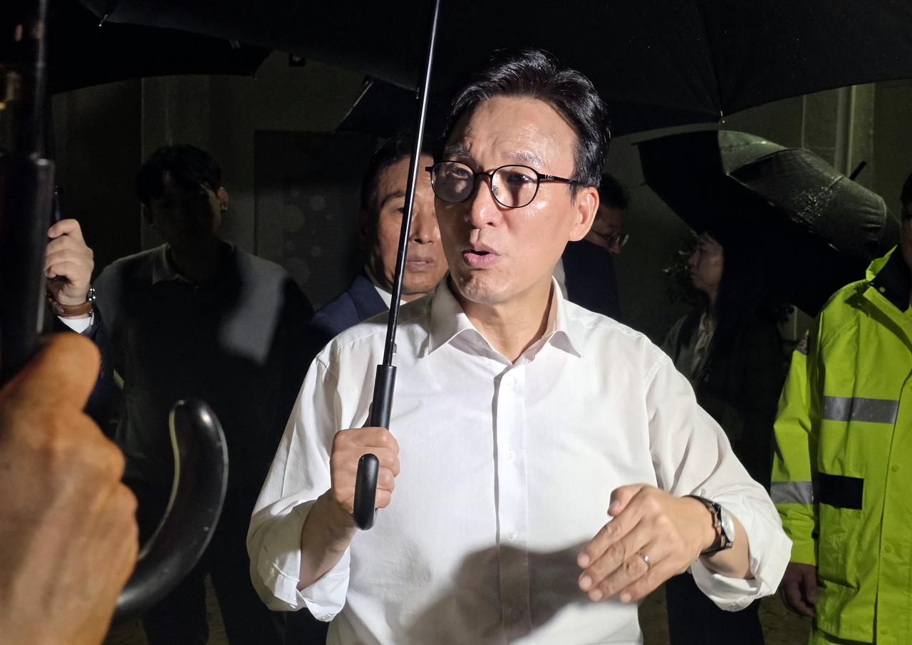 김민석 더불어민주당 신임 당 대표가 17일 오후 경남 거제시 옥포동 옥포종합복지관 입구에서 변광용 거제시장 등에게 안전을 당부하고 있다. [연합]