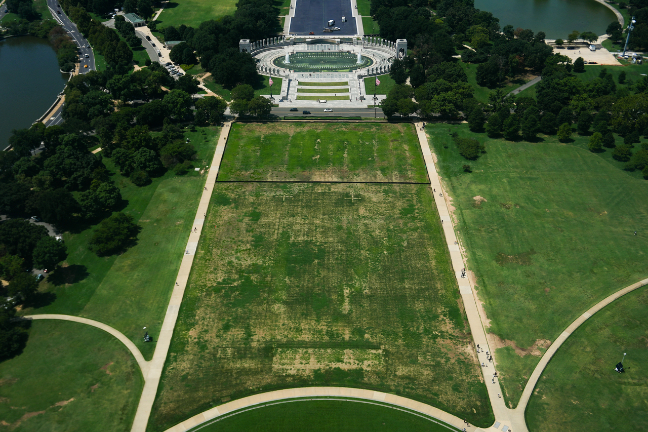 Damaged grass on the National Mall is seen from the Washington Monument, in Washington, Monday.    (AP-Yonhap)