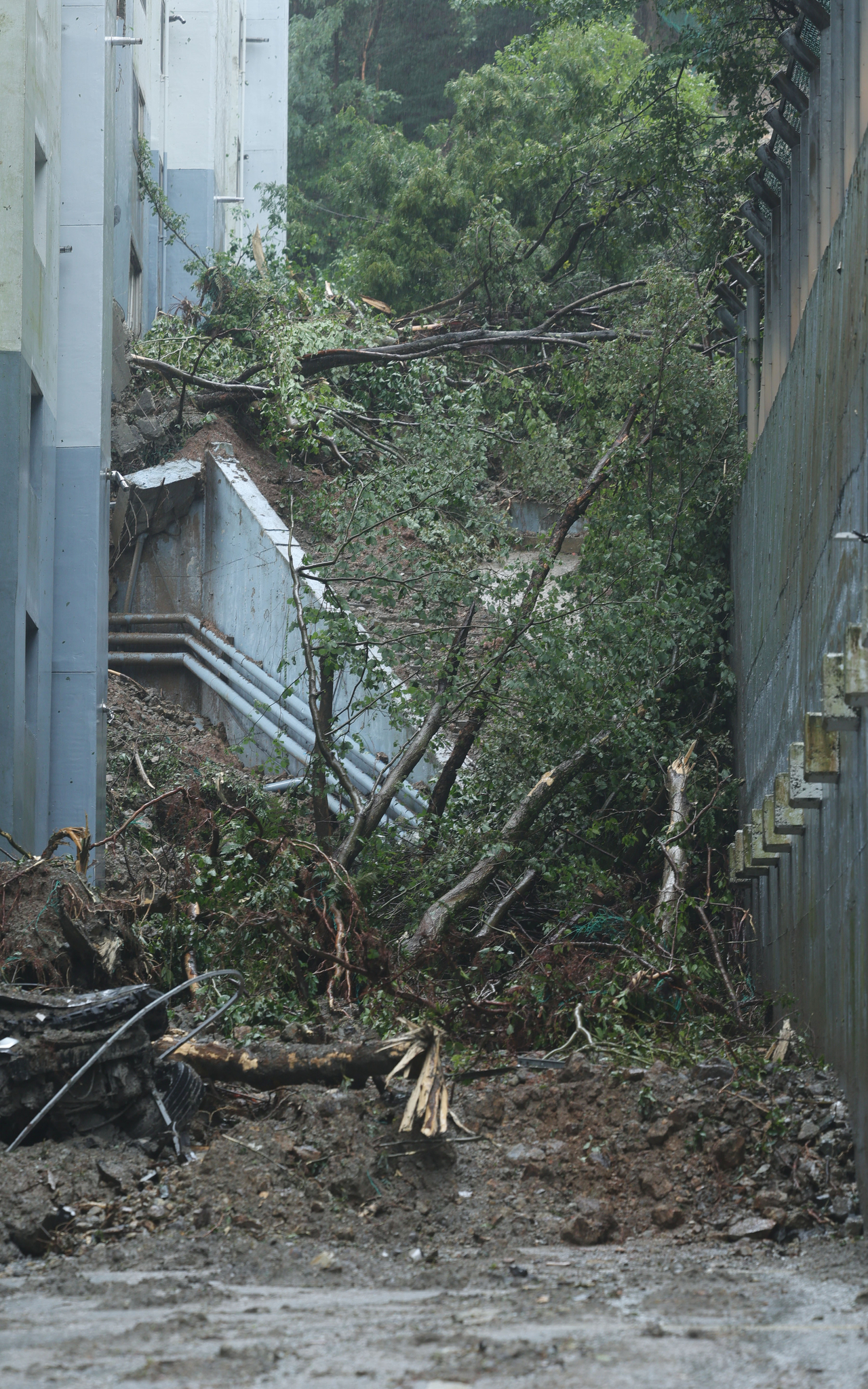 Landslide debris remains at an apartment complex in Okpo-dong, Geoje, South Gyeongsang Province, on Tuesday, after a landslide killed one person and injured two others amid a downpour the previous day. (Yonhap)
