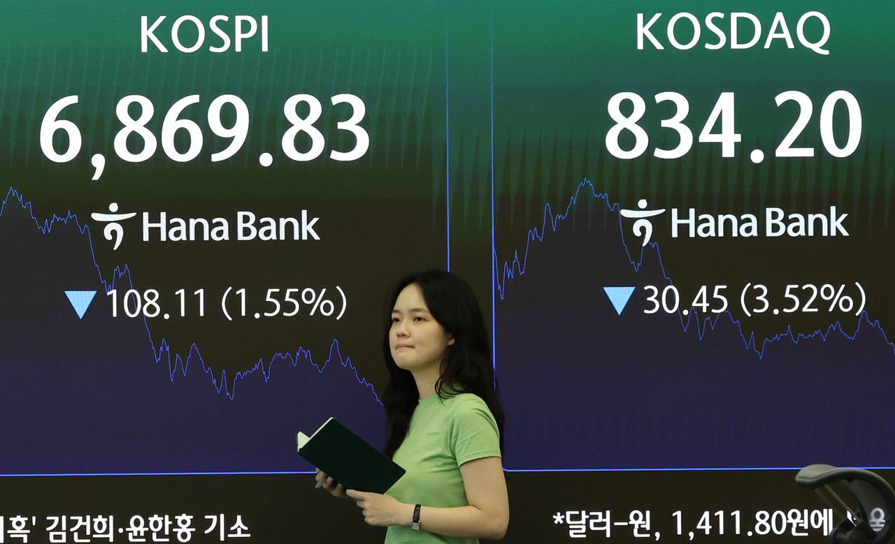 18일 서울 중구 하나은행 딜링룸 현황판에 코스피와 코스닥지수가 표시되고 있다. [연합]