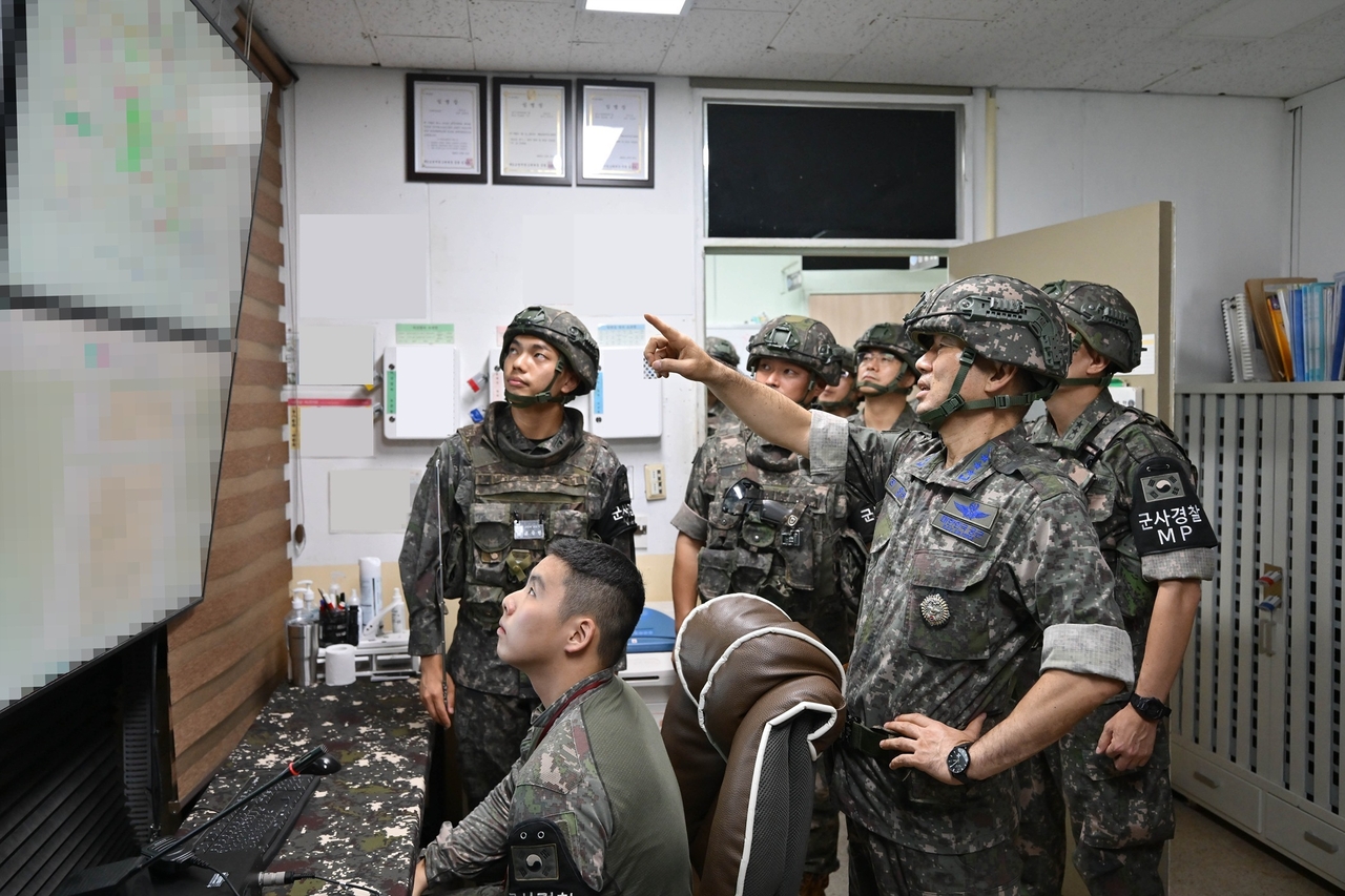 Joint Chiefs of Staff Chair Gen. Jin Young-sung (right, front) inspects a border guard post under the 7th Infantry Division on Tuesday. (JCS)