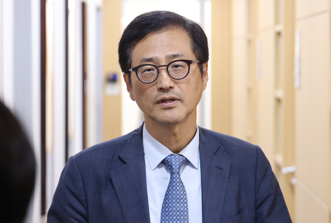 Special counsel Lee Tae-han speaks to reporters in his office in Seoul on Tuesday. (Yonhap)