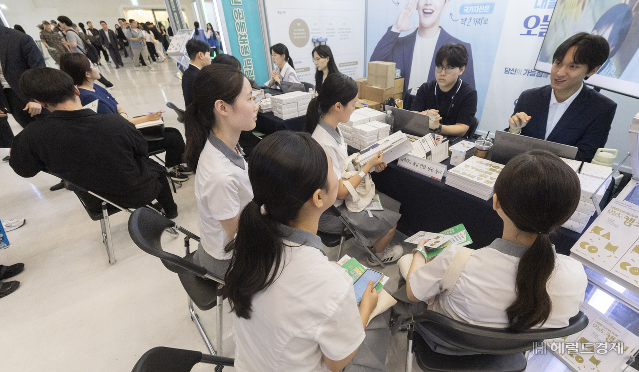 19일 오전 서울 중구 동대문디자인플라자에서 열린 2026 금융권 공동채용 박람회에서 학생들이 취업 상담을 받고 있다. 올해 박람회는 은행, 증권, 보험, 금융공기업, 금융협회 등 총 82개 금융기관이 참가해 역대 최대 규모로 개최되었다.