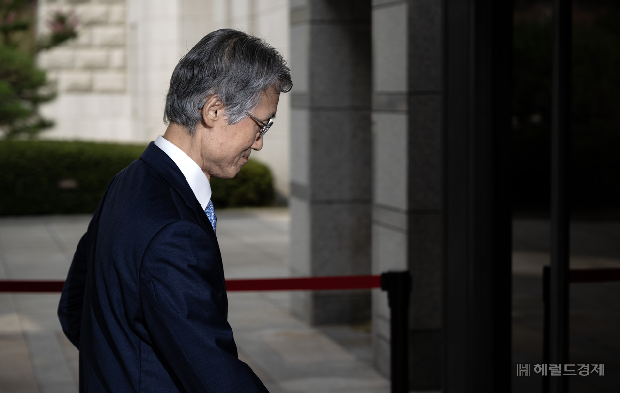 Chief Justice Jo Hee-dae arrives at the Supreme Court in Seocho-gu, Seoul, on Wednesday morning. Photo by Lim Se-jun