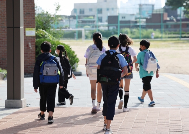 서울 영등포구 한 초등학교에서 학생들이 등교하고 있는 모습. [연합]