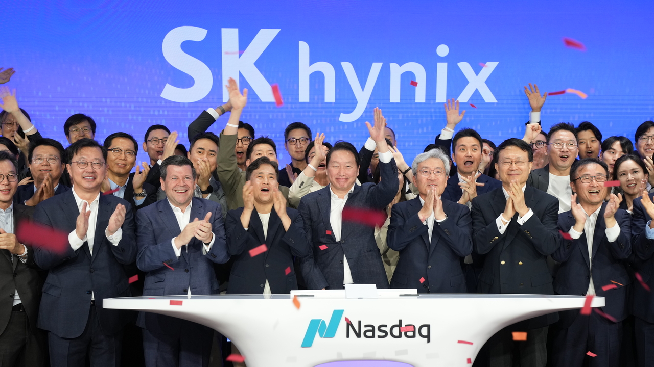 지난 7월 10일 오전(현지시간) 미국 뉴욕 나스닥 마켓사이트에서 열린 ‘오프닝 벨’ 행사에서 최태원 SK그룹 회장, 곽노정 SK하이닉스 CEO, 고승범 SK하이닉스 사외이사 겸 이사회 의장 등 임직원들이 나스닥 ADR 거래 개시를 알리고 있다. [나스닥 제공]