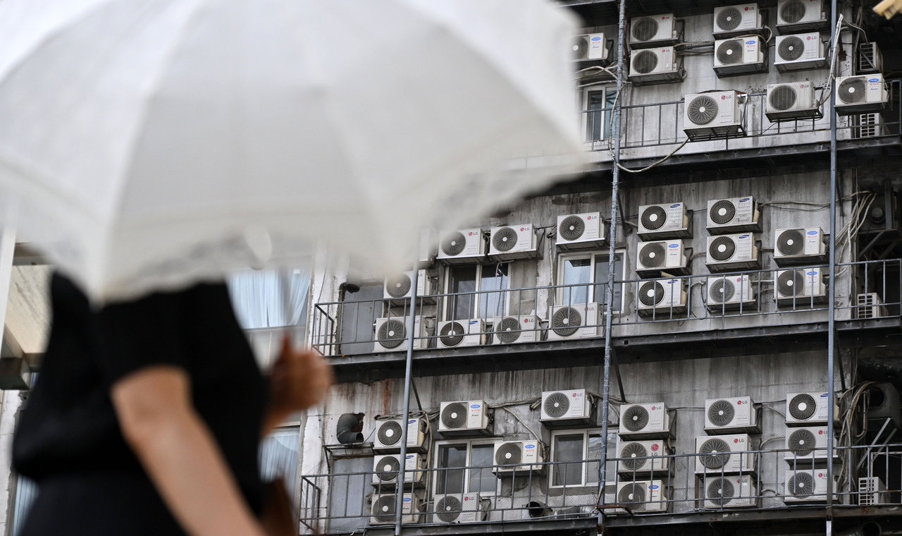 Air conditioner outdoor units run from early morning on a building at Namdaemun Market in Jung-gu, Seoul. By Lim Se-jun