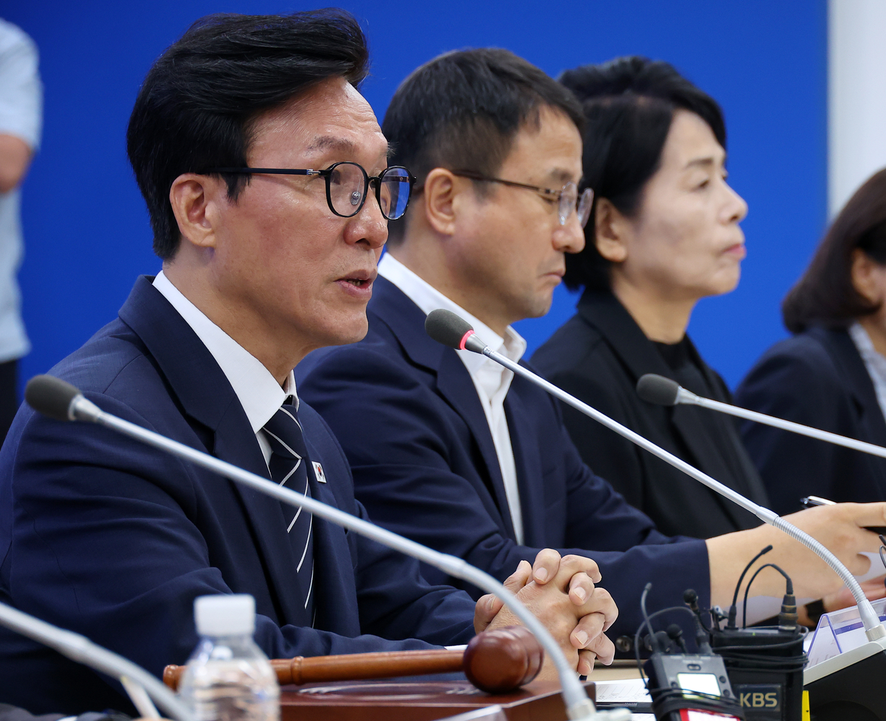 Democratic Party Chair Rep. Kim Min-seok speaks at the party's supreme council meeting in Busan on Wednesday. (Yonhap)