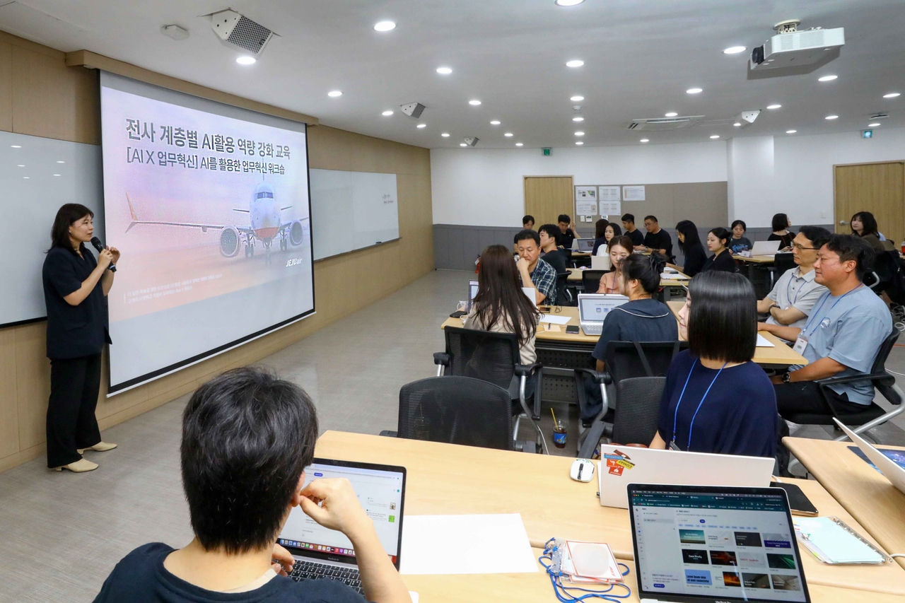제주항공이 19일 서울 강서구에 위치한 국제청소년센터에서 직원들을 대상으로 AI 활용 역량 강화 교육을 실시하고 있다. [제주항공 제공]