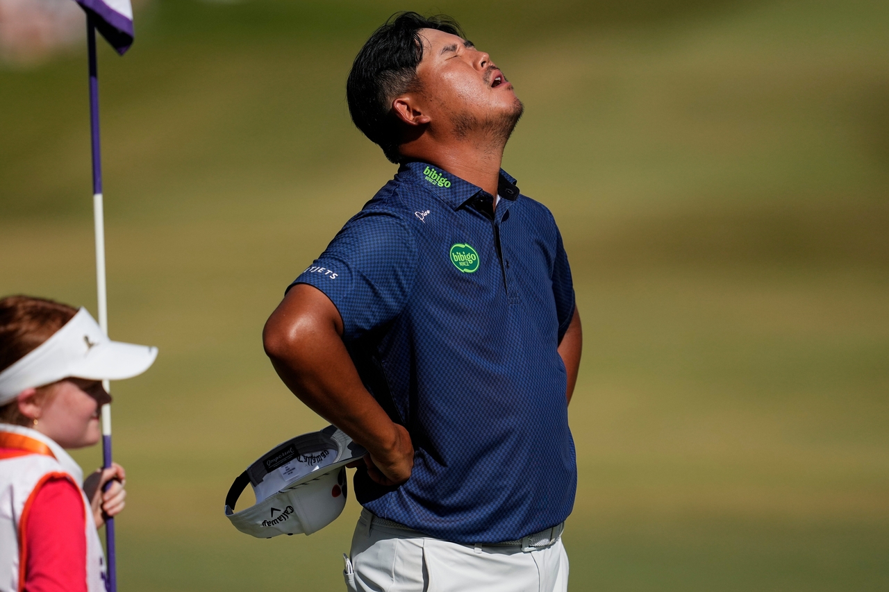 Kim Si-woo of South Korea reacts on the 18th green during the final round of the FedEx St. Jude Championship at TPC Southwind in Memphis, Tennessee, on Aug. 16, 2026, in this Associated Press photo. (Yonhap)