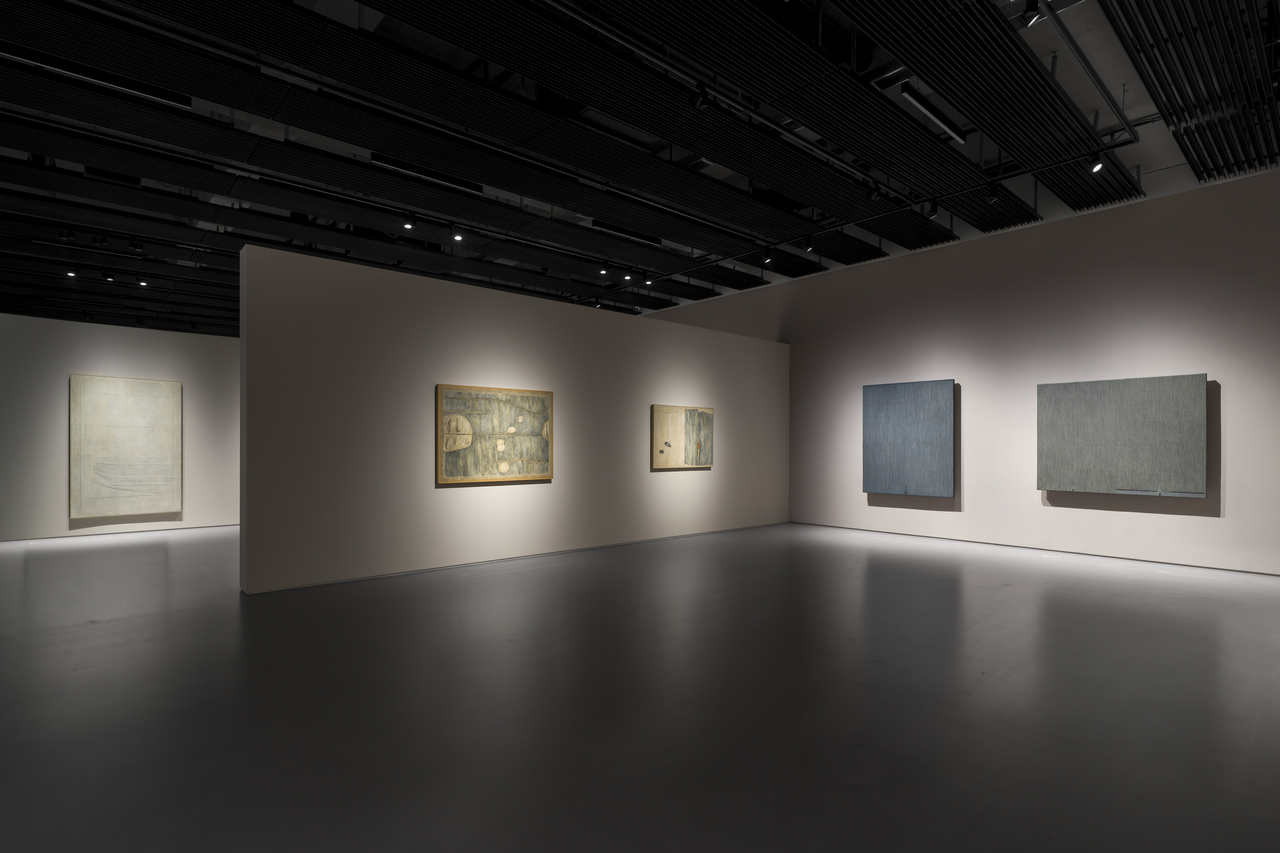 An installation view of "Park Seo-Bo & Huong Dodinh: Emptiness Fullness" at the Parkseobo Museum in Seoul (Jeon Byung-cheol/Courtesy of Parkseobo Museum)