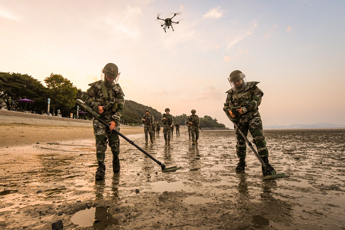 South Korean Marine Corps soldiers search a beach for possible washed-away landmines in Ganghwa, Incheon. (2nd Marine Division)