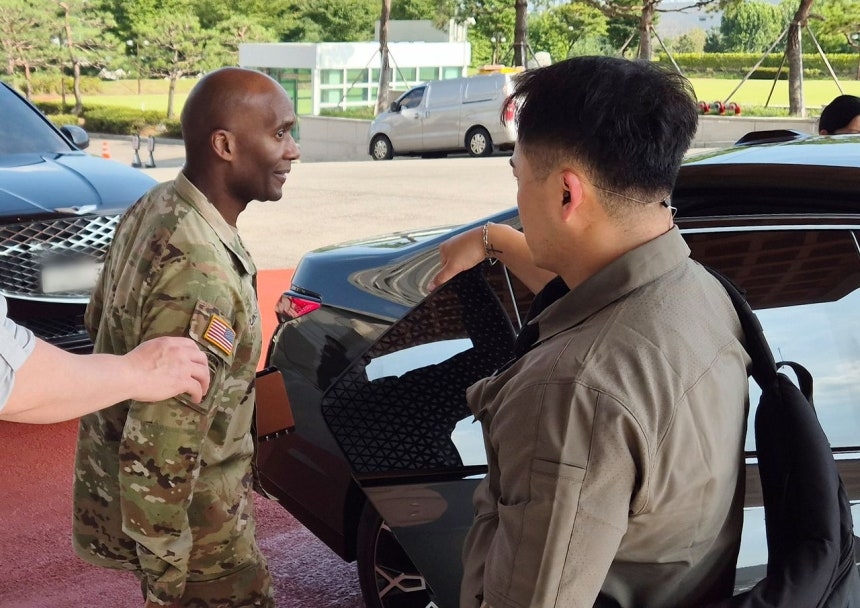 USFK Commander Gen. Xavier Brunson (left) visits the Ministry of National Defense building in Yongsan-gu, Seoul, on Tuesday to meet with Defense Minister Ahn Gyu-back. [Yonhap]