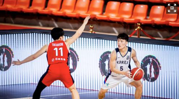 South Korea's Yoon Ji-hoon (right) in action   (FIBA)