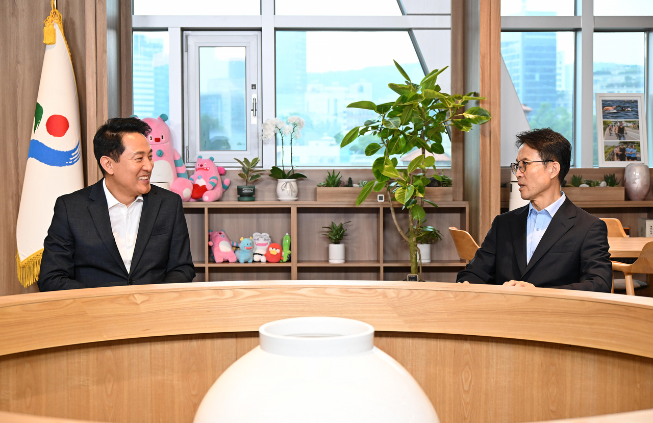 김진오 저출산고령사회위원회 부위원장(사진 오른쪽)과 오세훈 서울시장이 19일 서울시청에서 만나 저출생·고령사회 대응 방안을 논의했다. [저출산고령사회위원회 제공]