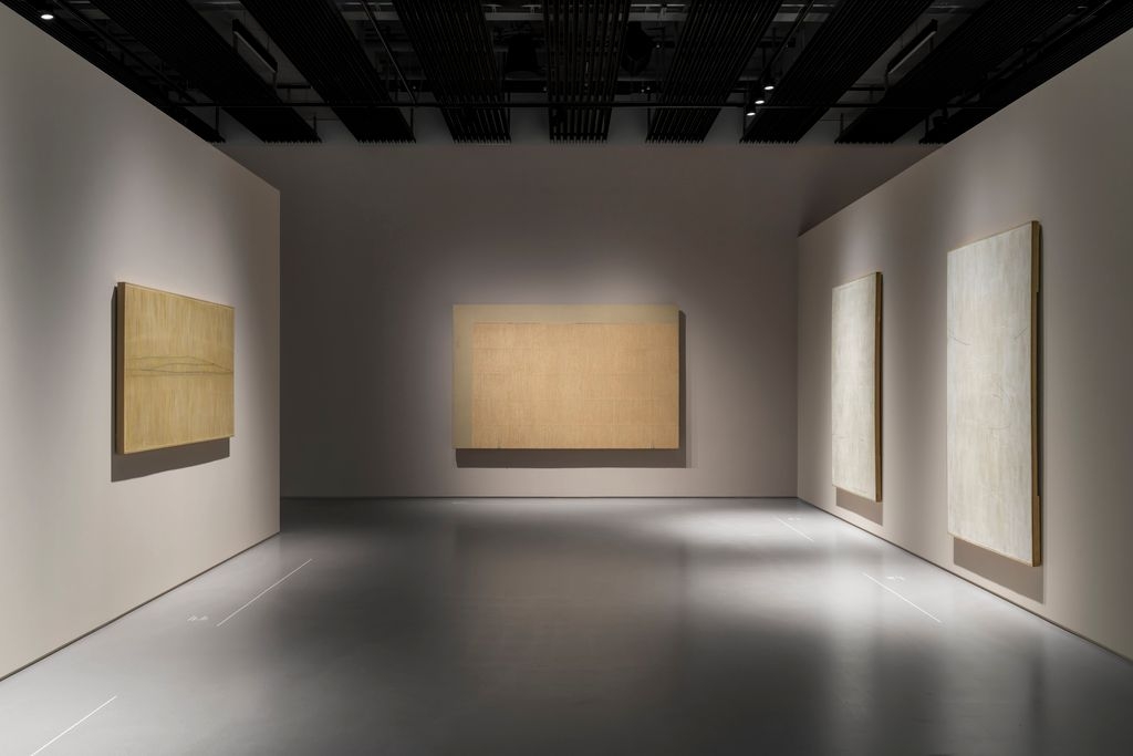 An installation view of "Park Seo-Bo & Huong Dodinh: Emptiness Fullness" at the Parkseobo Museum in Seoul (Jeon Byung-cheol/Courtesy of Parkseobo Museum)