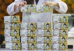 Korean won breaks into 1,300s