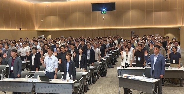 CEO Lee Seok-hyeon (front row, far right) and all executives and department heads recite the Consumer Protection Charter at Hyundai Marine & Fire Insurance's management strategy seminar. [Hyundai Marine & Fire Insurance]