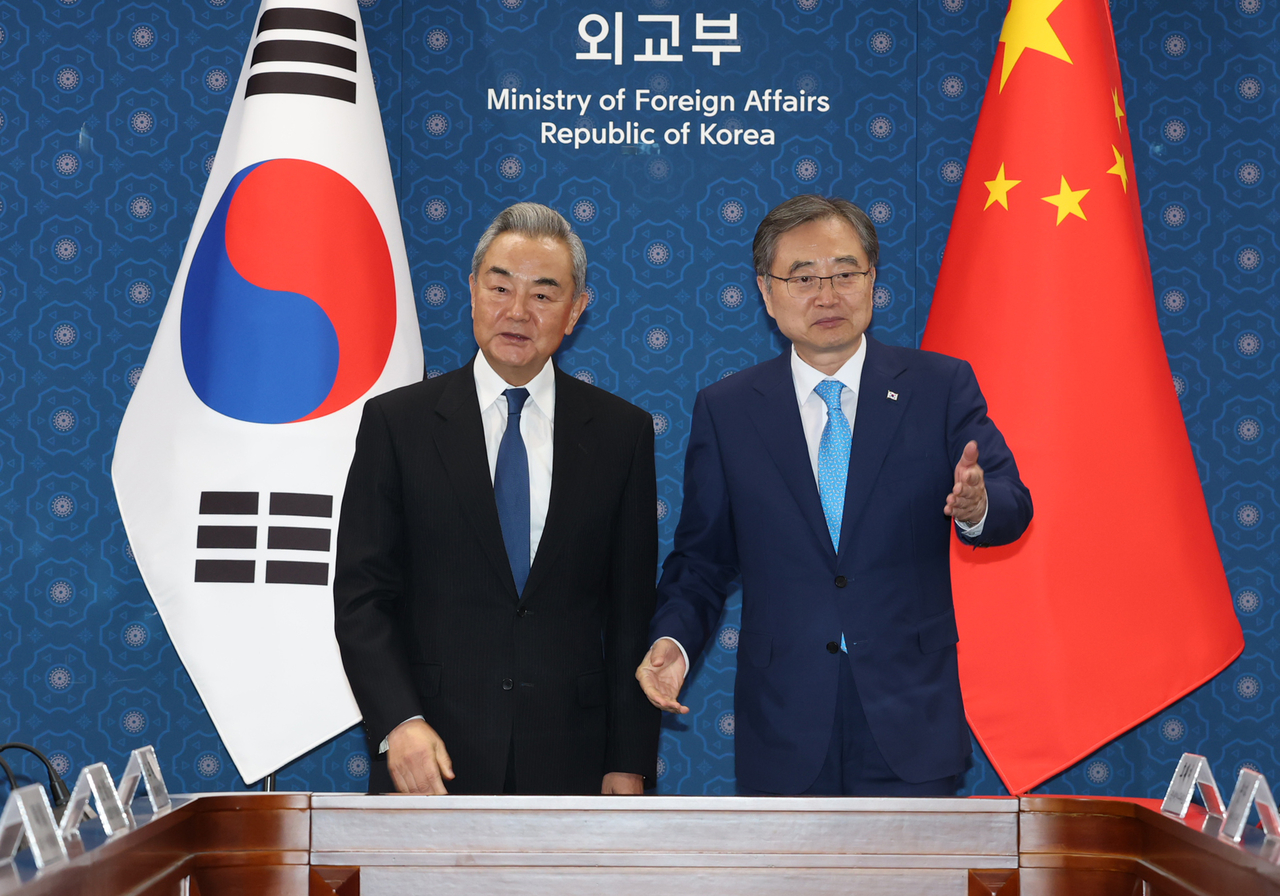 South Korean Foreign Minister Cho Hyun (right) and Chinese Foreign Minister Wang Yi, who also serves as director of the Office of the Central Commission for Foreign Affairs, pose for a photo ahead of their talks at the Foreign Ministry in central Seoul on Wednesday. (Pool photo via Yonhap)