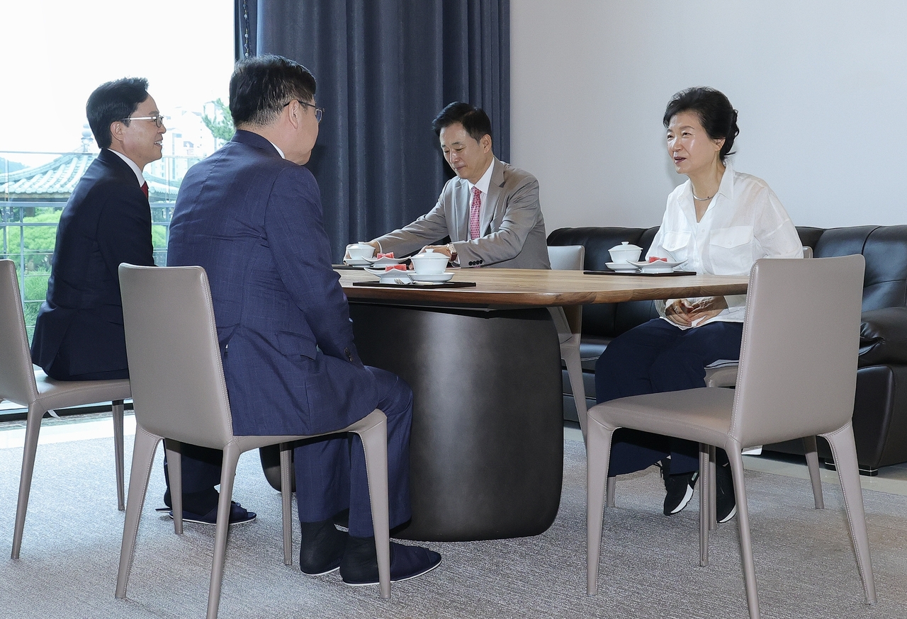 정점식 국민의힘 원내대표가 19일 대구 달성군 사저를 찾아 박근혜 전 대통령을 예방하고 있다. [연합]