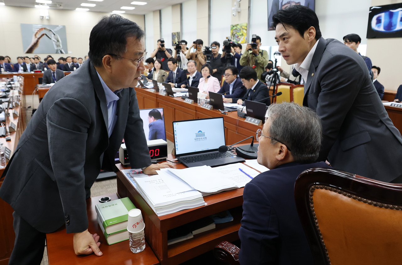 송기헌 국회 과방위원장과 한준호(오른쪽) 여당 간사, 최형두(왼쪽) 야당 간사가 19일 국회에서 열린 과학기술정보방송통신위원회 전체회의에서 대화하고 있다. [연합]