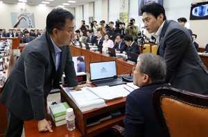 국회 과방위 ‘이진숙 5·18 토론회’ 공방전…“李 사퇴해야” vs “입틀막 안 돼” [이런정치]