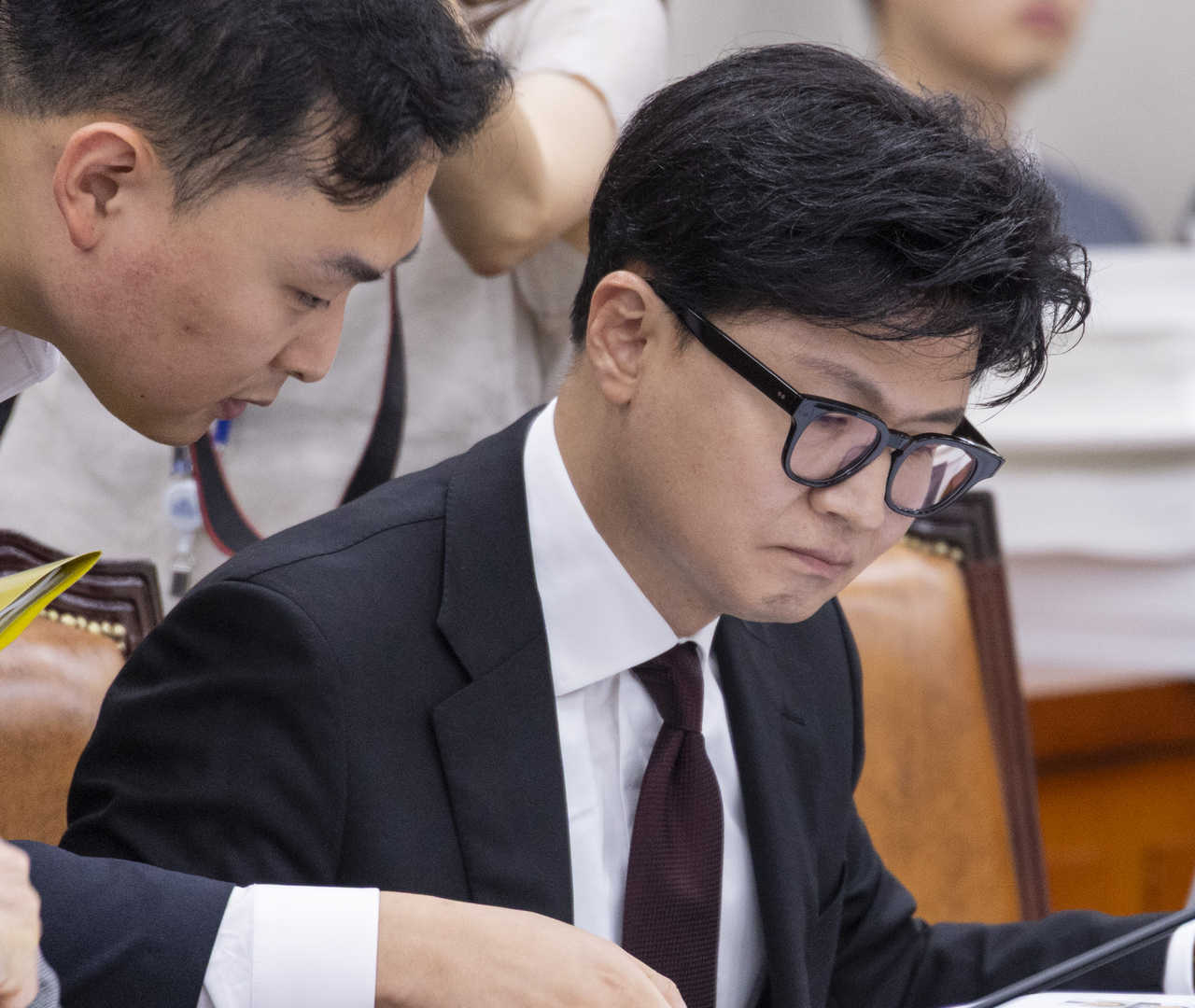 한동훈 무소속 의원이 19일 국회에서 열린 외교통일위원회 전체 회의에 참석해 자료를 살펴보고 있다. [연합]