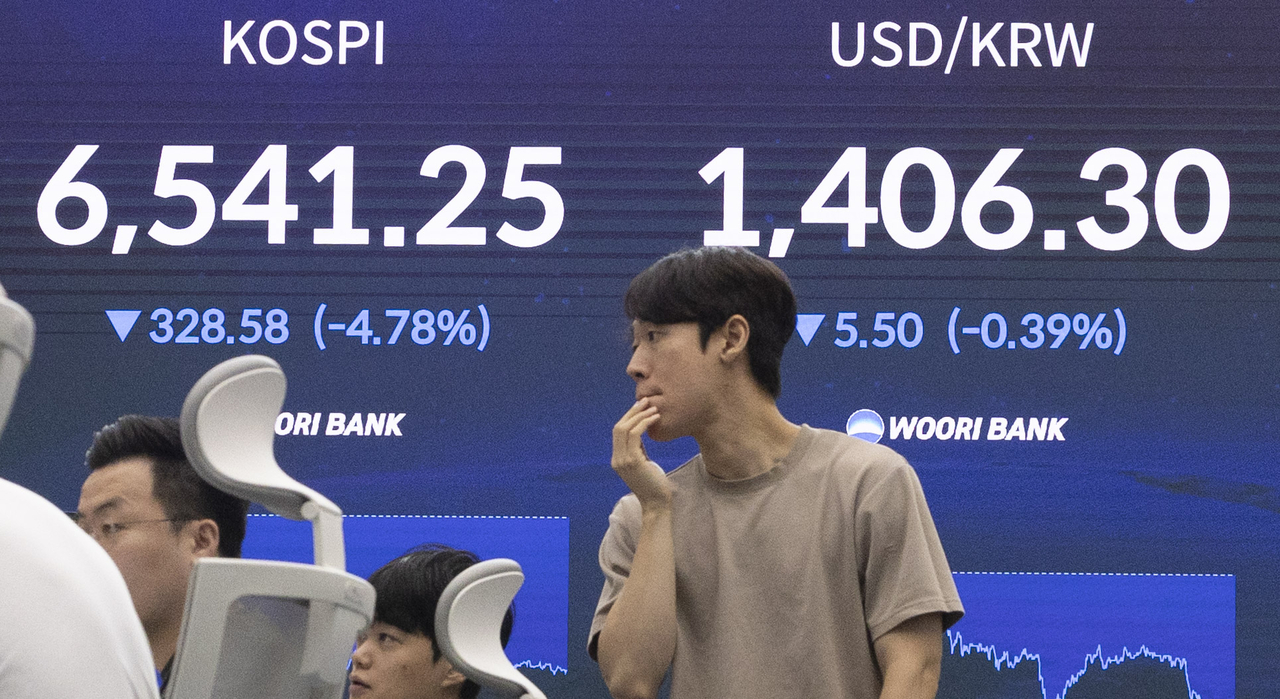 코스피 지수가 급락세를 보이며 매도 사이드카(프로그램 매도호가 일시효력정지)가 발동된 19일 오전 서울 중구 우리은행 딜링룸에 코스피 등 주요 지수가 표시돼 있다. 윤창빈 기자
