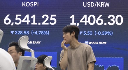 코스피 지수가 급락세를 보이며 매도 사이드카(프로그램 매도호가 일시효력정지)가 발동된 19일 오전 서울 중구 우리은행 딜링룸에 코스피 등 주요 지수가 표시돼 있다. 윤창빈 기자