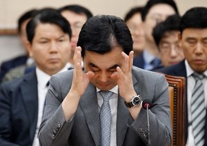 [헤럴드pic] 얼굴을 만지는 안규백 국방부 장관