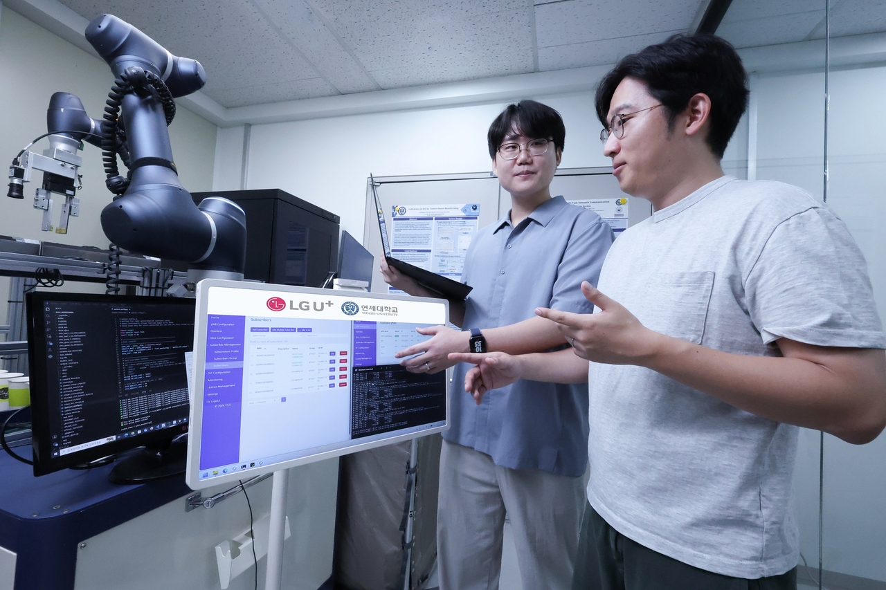 LG Uplus employees and Yonsei University researchers demonstrate network handover technology. [LG Uplus]