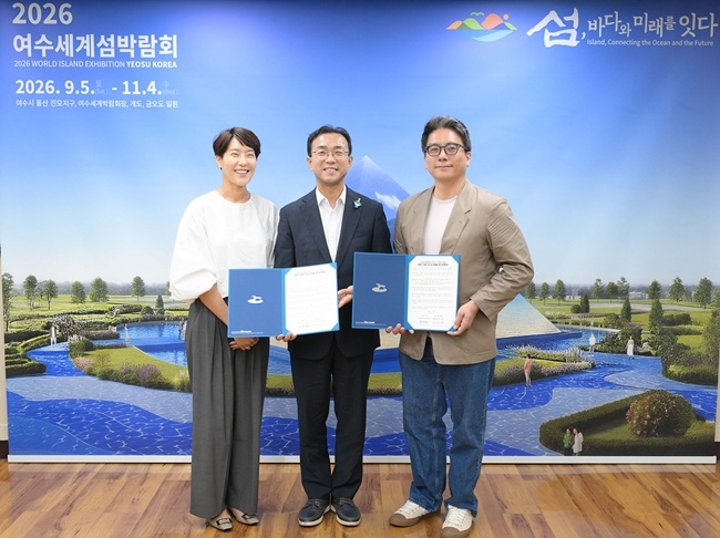 사진 왼쪽부터 서양화가 허보리, 서영학 여수시장, 허석균 씨.