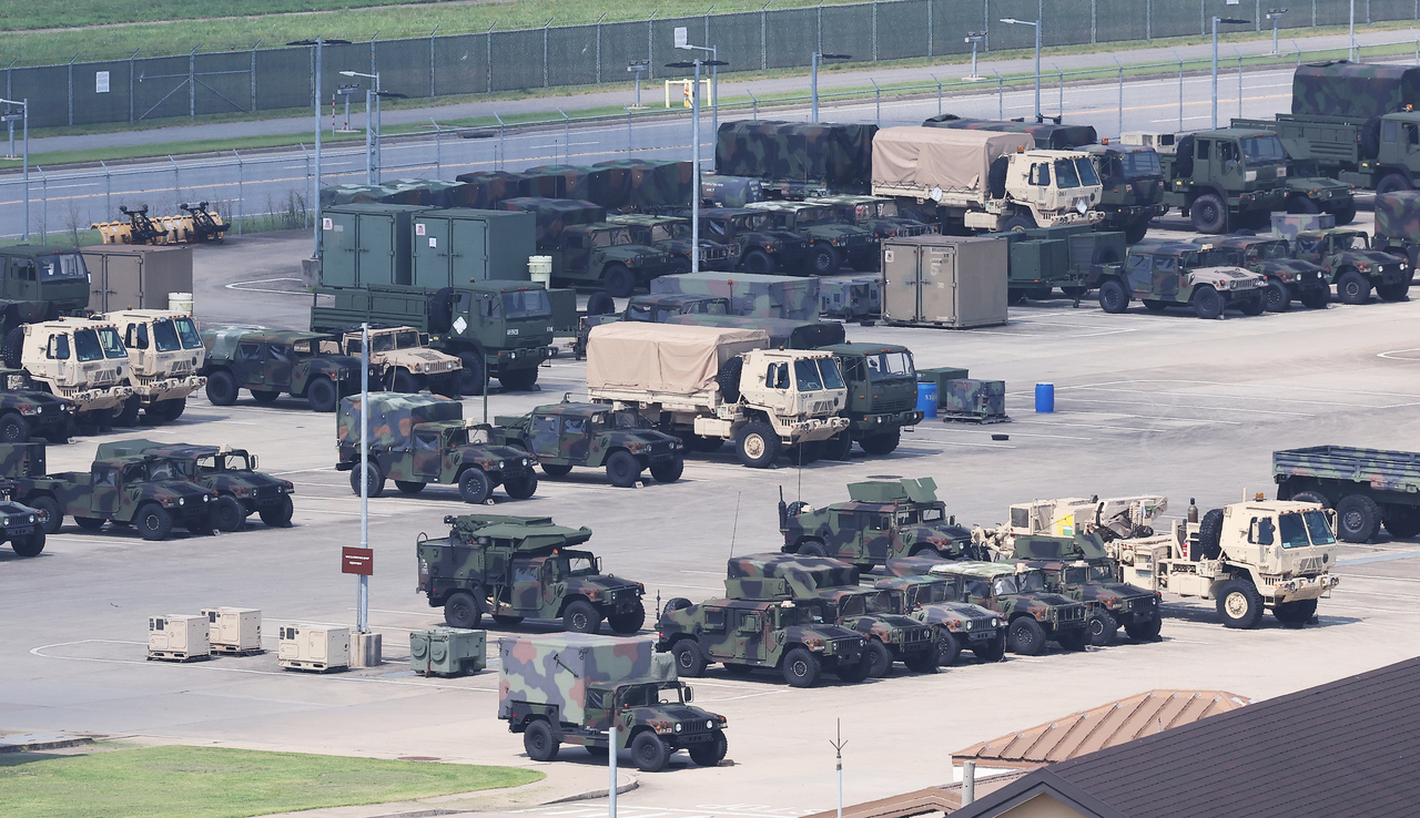 Military vehicles line up at Camp Humphreys, the main US base in Pyeongtaek, about 53 kilometers south of Seoul, on Tuesday, as the allies conduct the annual Ulchi Freedom Shield combined exercise. (Yonhap)